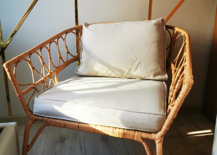 Grajewo ogłoszenia: Stylowy fotel wypoczynkowy z rattanu z białą poduszką. Mebel...
