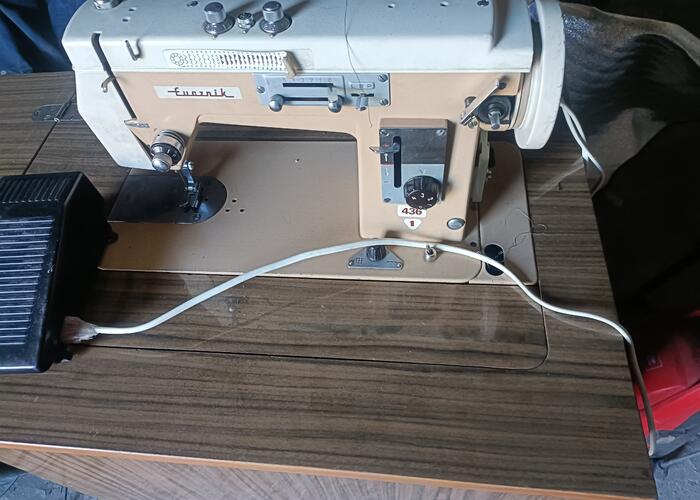 Grajewo ogłoszenia: Sprzedam maszynę do szycia firmy łucznik razem z stołem.